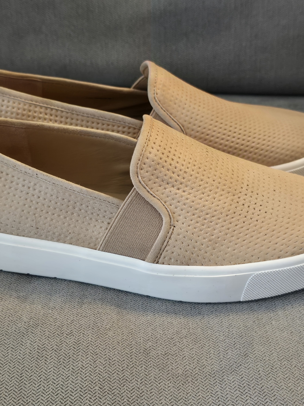 NWOB Vince Slip-On Women's Casual Sneakers in Beige - 6.5 - Picture 2 of 4